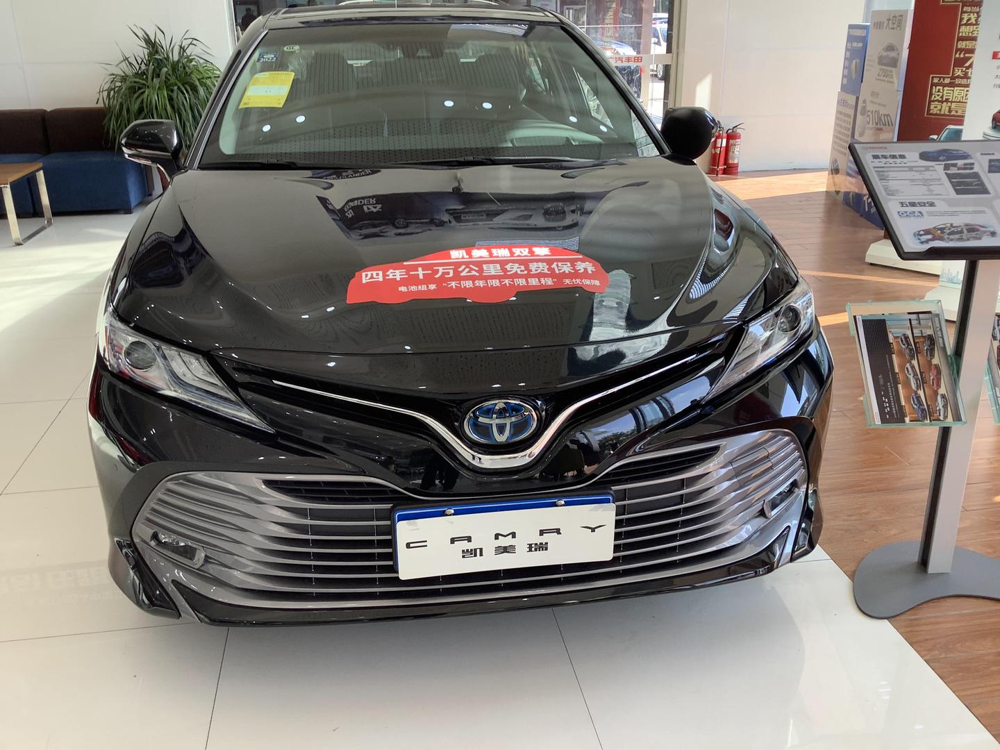 2019款丰田凯美瑞到店实拍黑色涂装获赞配前排多层隔音玻璃