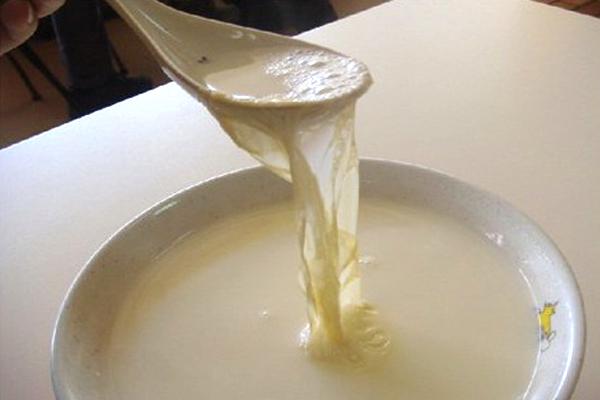 天津人叫"浆子",好的豆浆比较粘稠,味道有点儿苦,最好能用筷子从表面