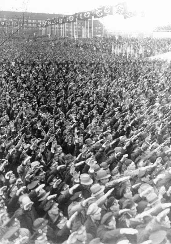 纳粹礼又称德意志礼方式为高抬右臂45度,手指并拢向前