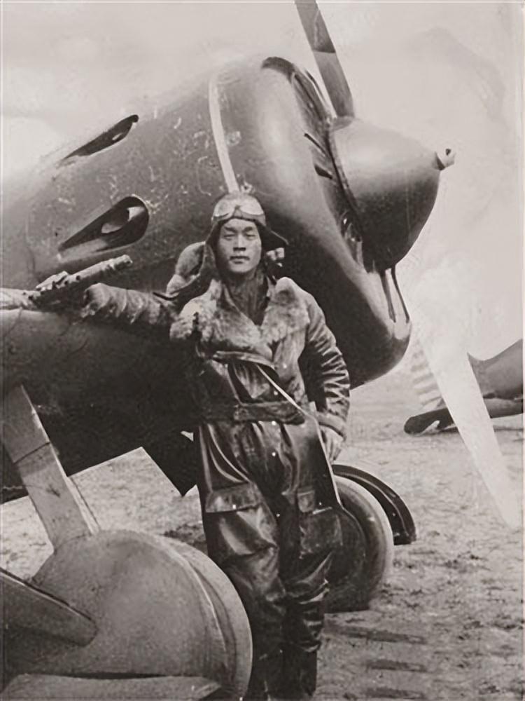 1938年,22岁飞行员撞敌机舍身成仁,女友投江殉情,母亲哭瞎眼睛