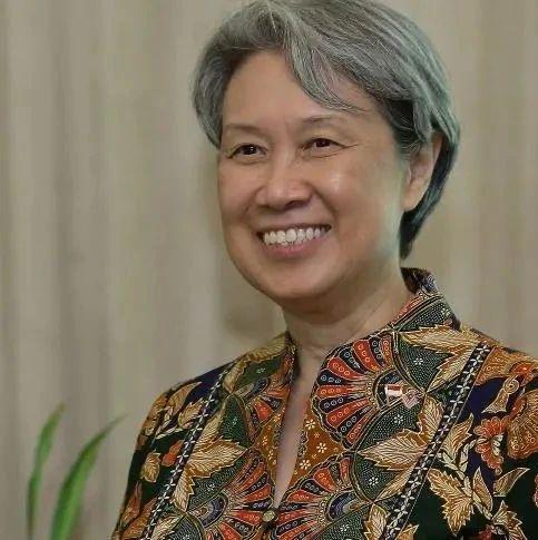 有趣的是,何晶在转发这则台湾民进党当局