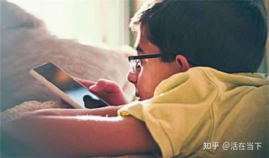 小孩玩手机的下场_小孩老是偷偷玩手机怎么办_有小孩玩手机