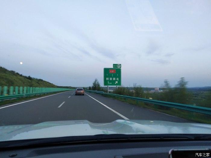 由满洲里穿行到了阿荣旗下高速后,奔着阿荣旗方向走,被一群羊挡住了去