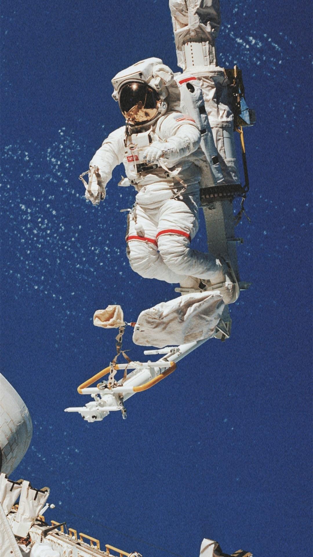 可以帮我找一张宇航员透过头盔对着地球伸手的图片吗? - 知乎