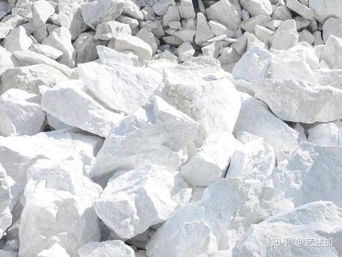 敦煌中很多壁画的人物都成褐色就是因为在绘画的过程中以铅白作为基色