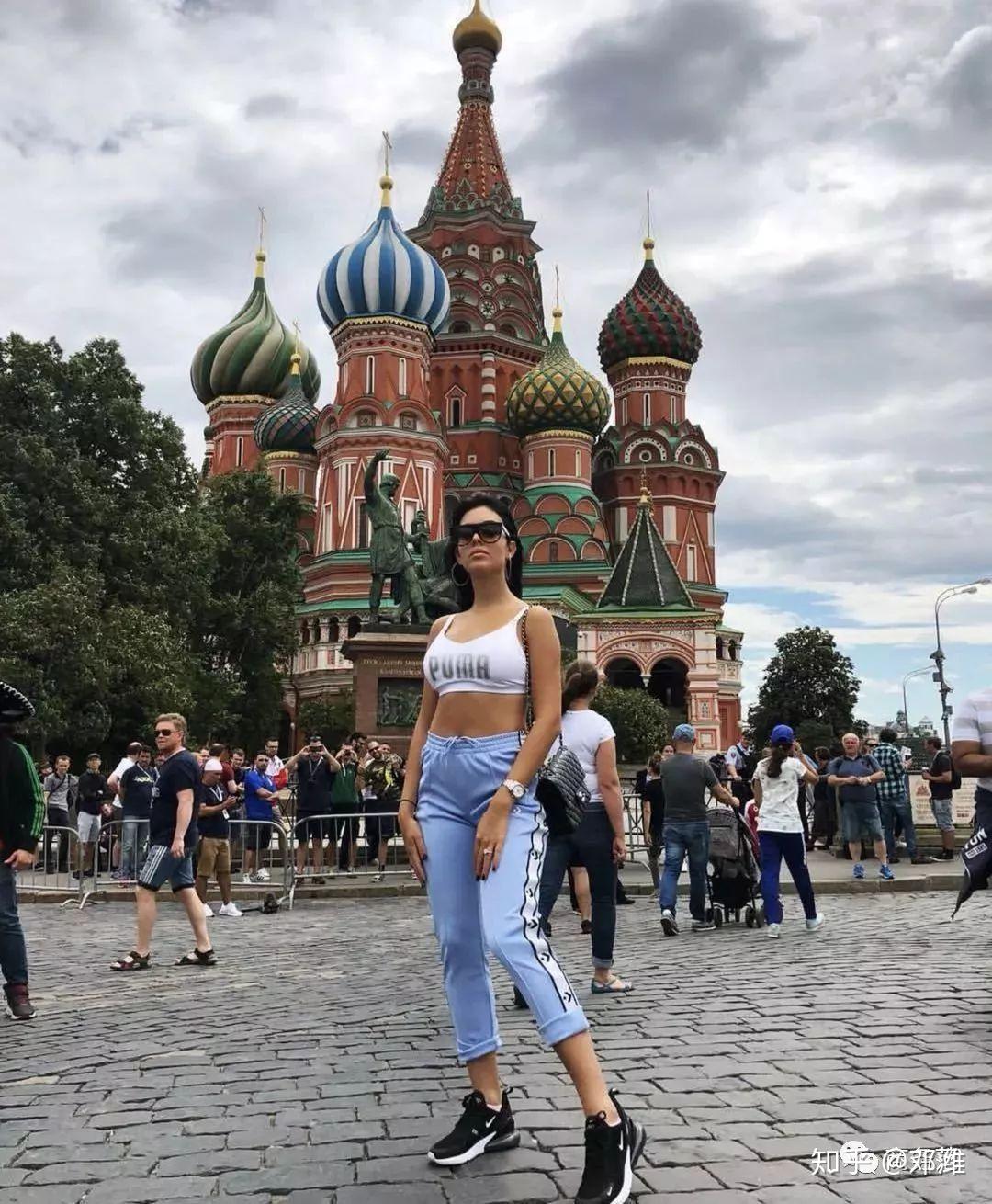 不过比起大牌,乔治娜早年最爱穿的还是穿运动装,nike,阿迪,fila,puma