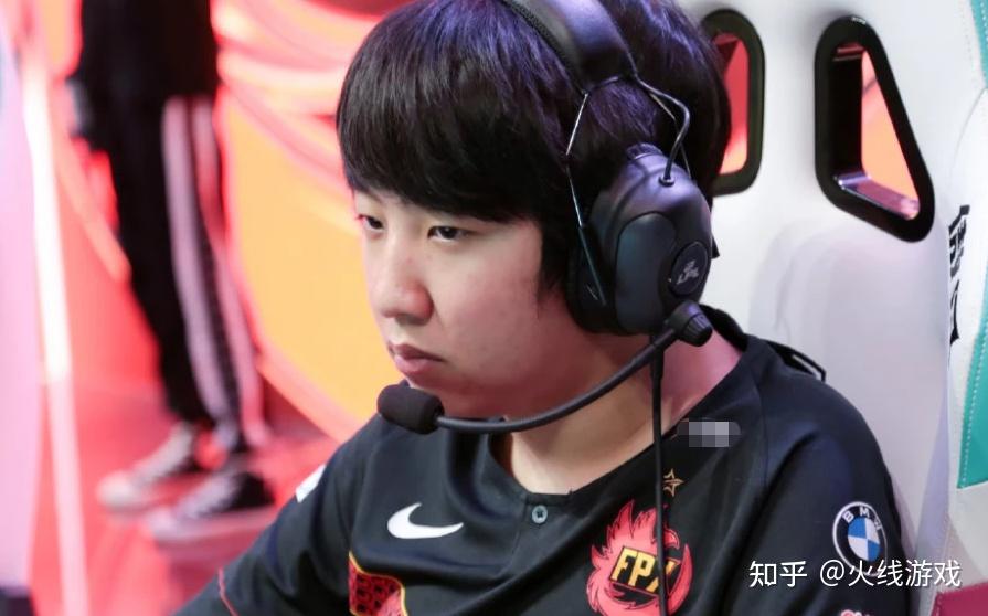 还是忘不了fpxkhan荣获季后赛fmvp庆祝姿势太经典