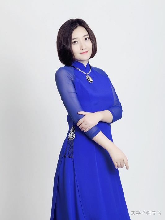 云非非的音乐绝大部分都在传达着情歌的起起落落,你会很容易陷入云非