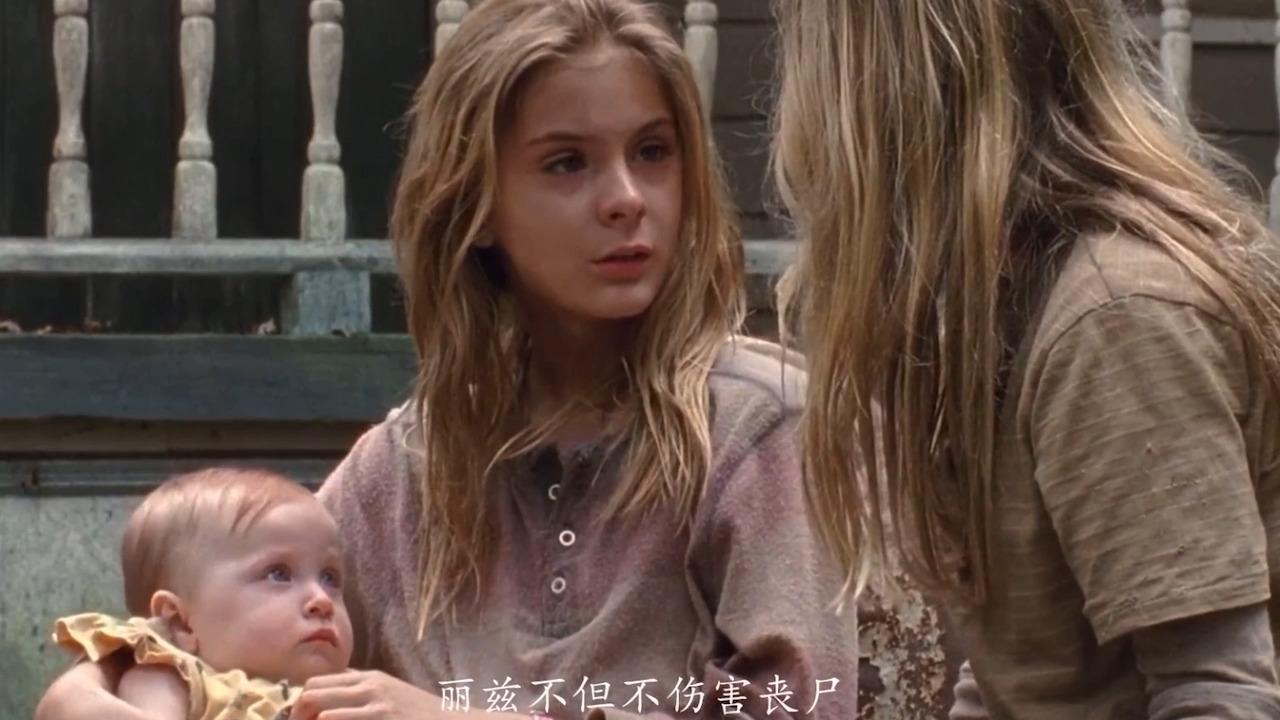 2:32小女孩把丧尸当朋友,还给丧尸喂食物!