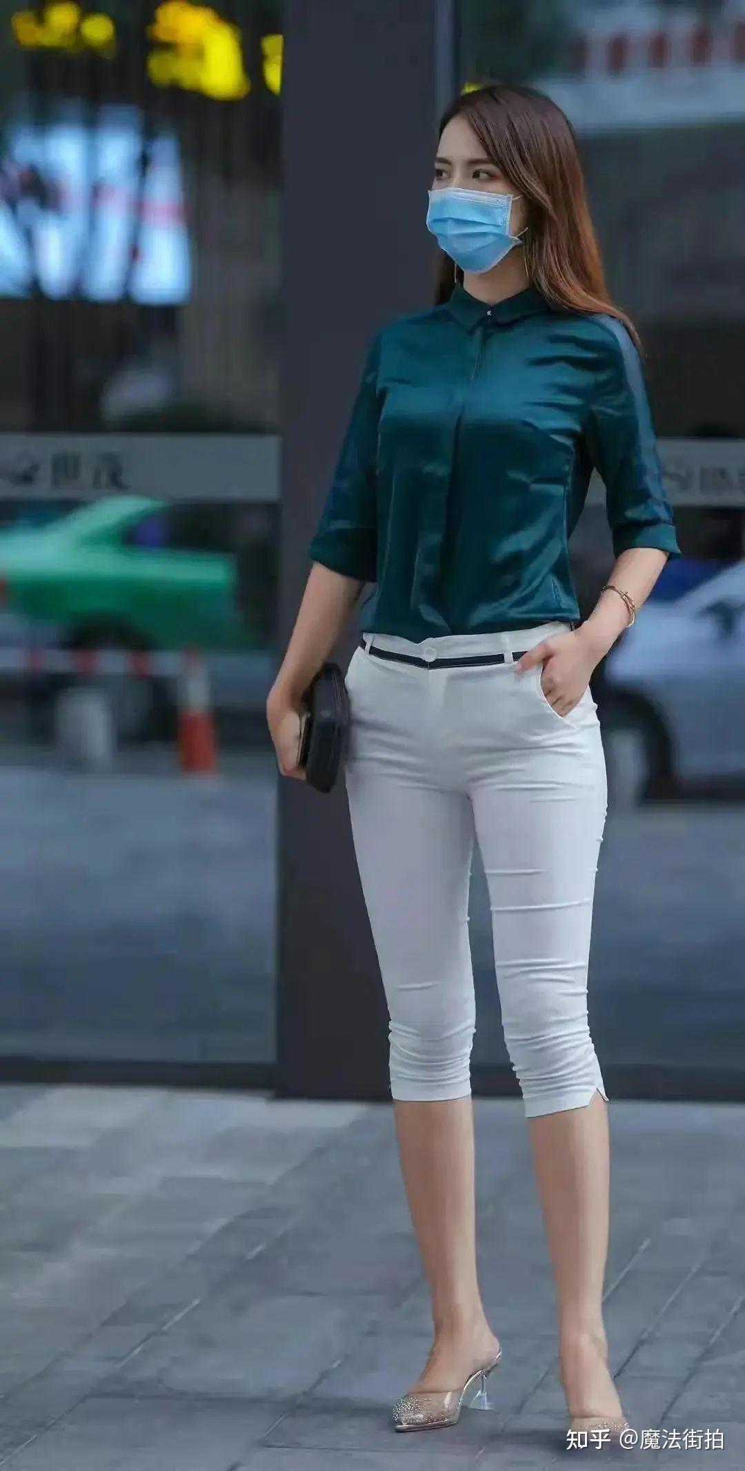 街拍女神:衬衫配五分裤的时尚女生