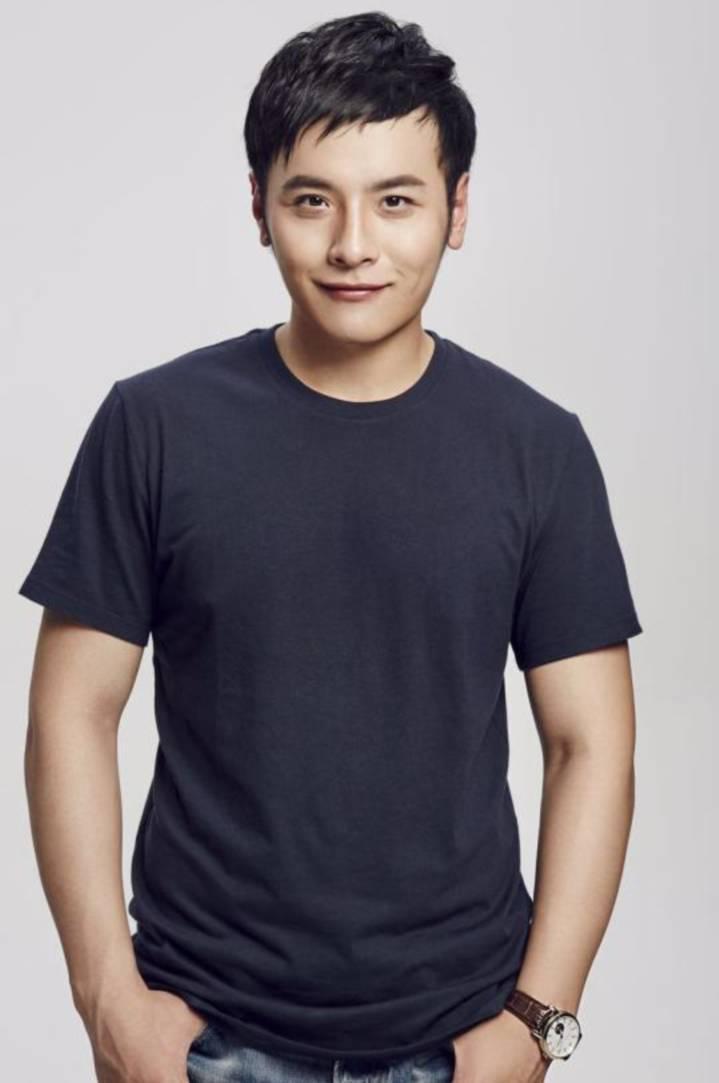 传媒学院三围:100 78 94参演作品:电影《深爱十年》 导演:海宇,王帆