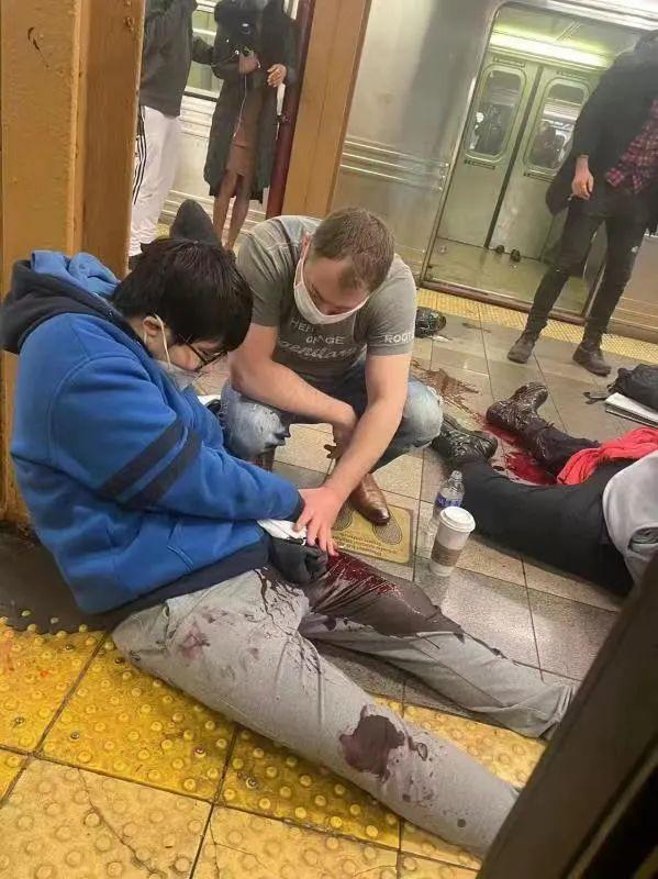 纽约地铁枪击案多位亚裔学生中枪美国枪患今年已死上万人英国小伙伴