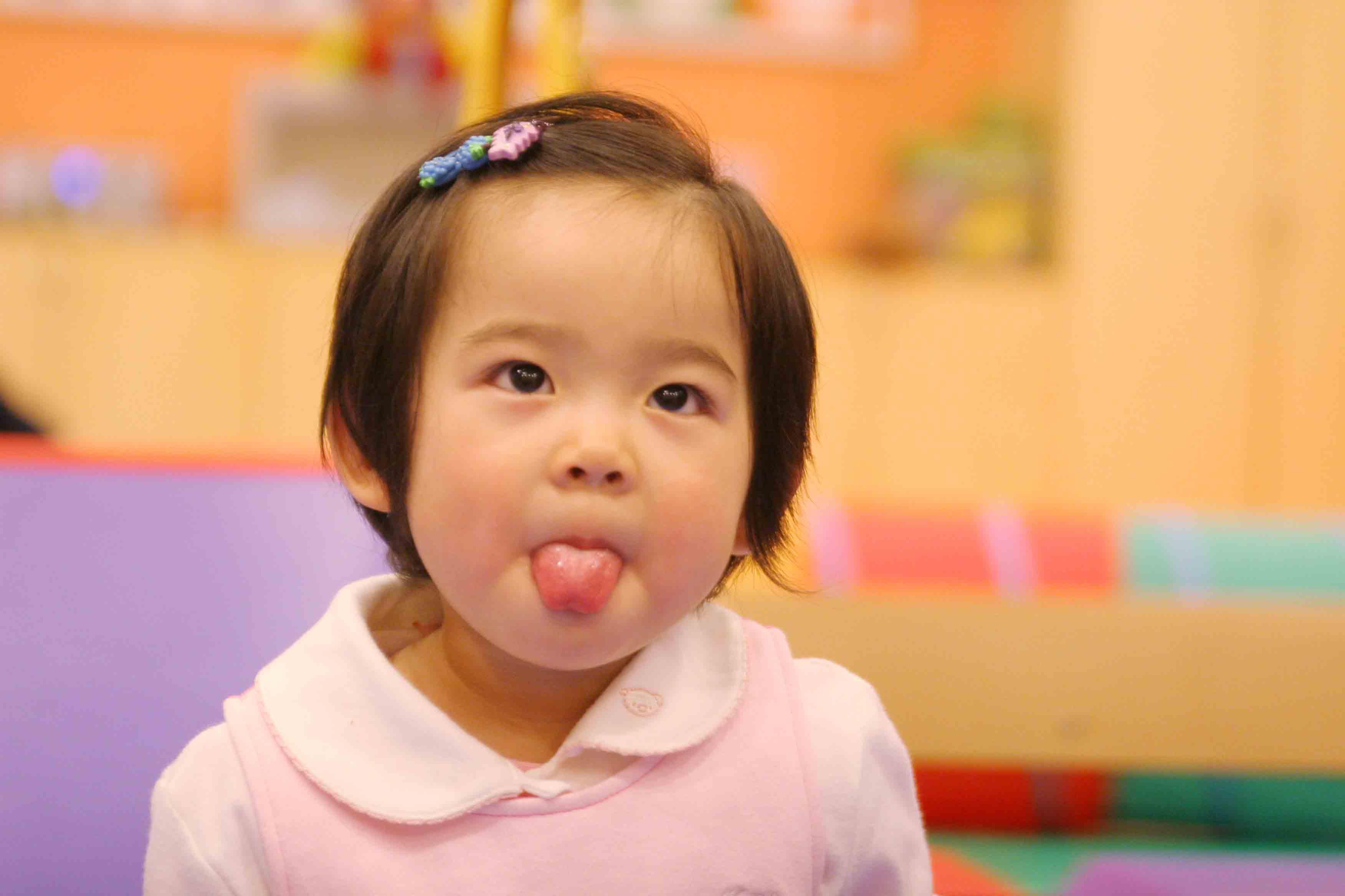 小婴儿吐舌头是在表达什么？原来是高智商的表现