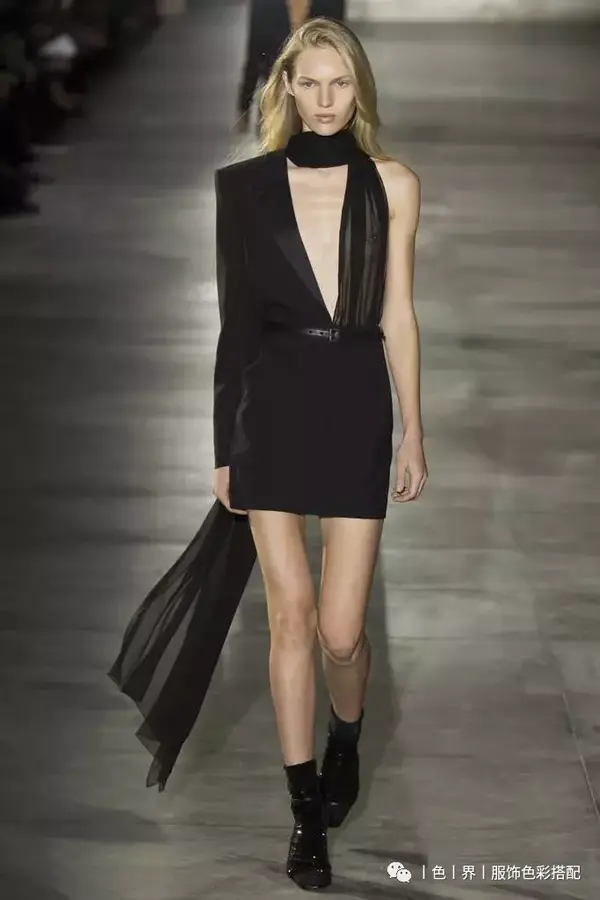 硬材质中加入柔软的纱,直线裁剪中加入了曲