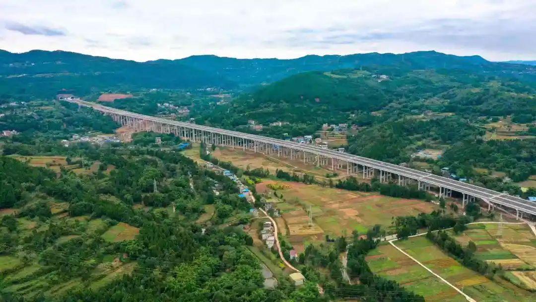 德简高速对于完善国家和四川省高速公路网,强化天府新区辐射带动作用