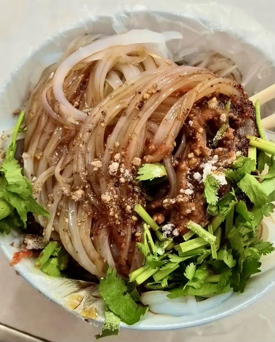 抓抓粉是云南夏季消暑的凉食,是凉粉的一种,成品清凉爽口,富有韧性,因