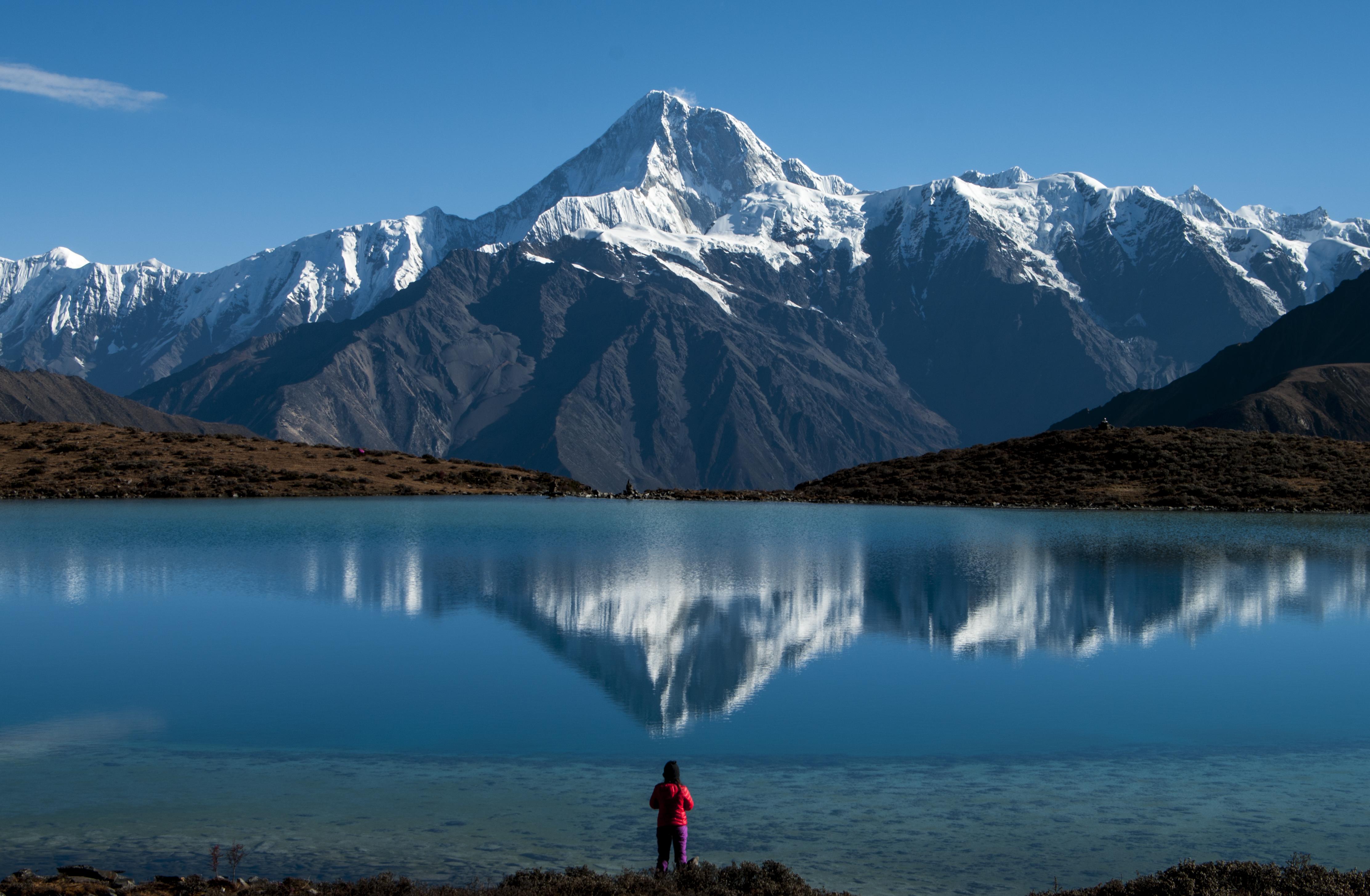 在湖畔安享的时光,每一刻都仿佛在与神灵对话,摄影师@善友贡嘎雪山