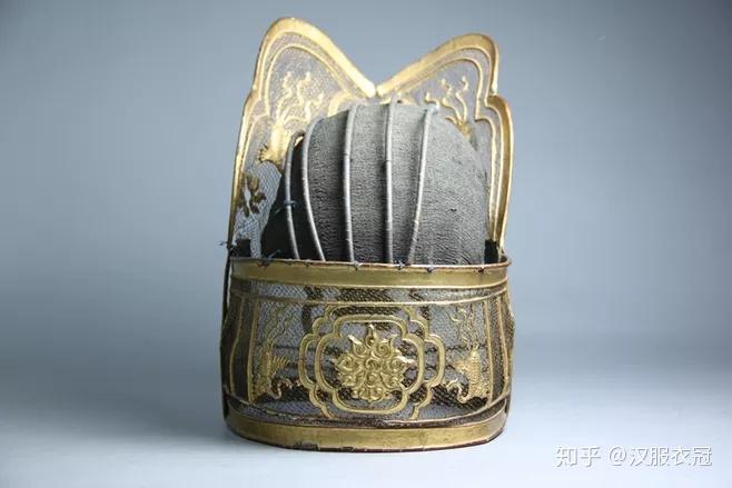 高山冠,也叫侧注冠.是汉代中外谒者,仆射,行人使者等所戴.