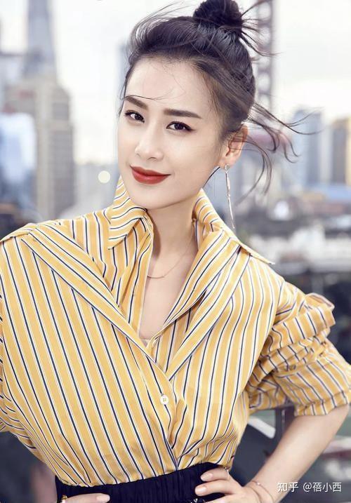 黄圣依才是浪姐尤物穿裸粉色抹胸裙配长卷发真材实料真美