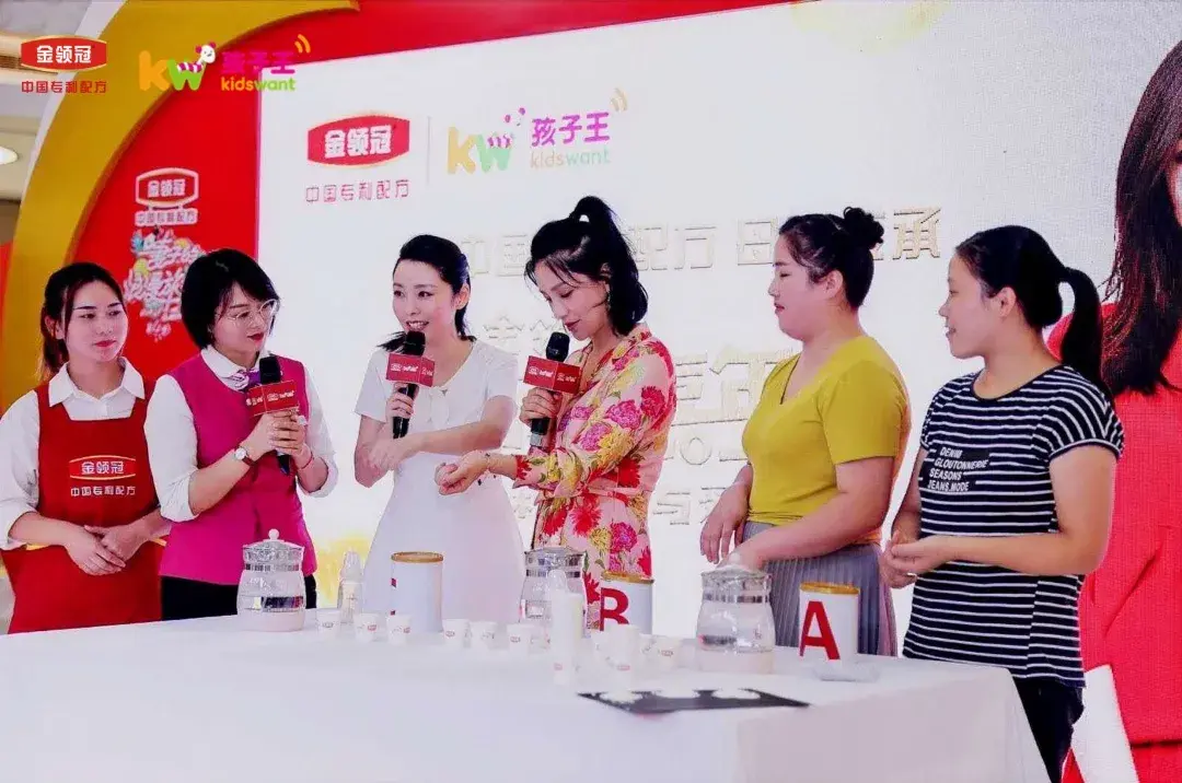 明星体验官星妈胡可光临孩子王门店亮相孩子王伊利亲子嘉年华