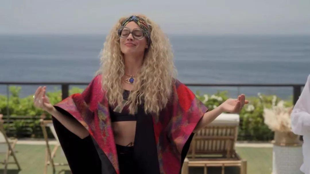 《守望者》里的"丝鬼二代"玛琳·阿克曼饰演做作女老板.