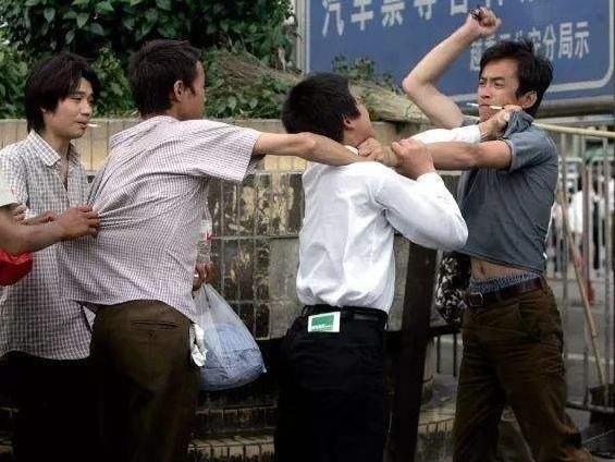 石家庄丁棍纪实女朋友被海南小流氓侮辱丁棍下跪求饶