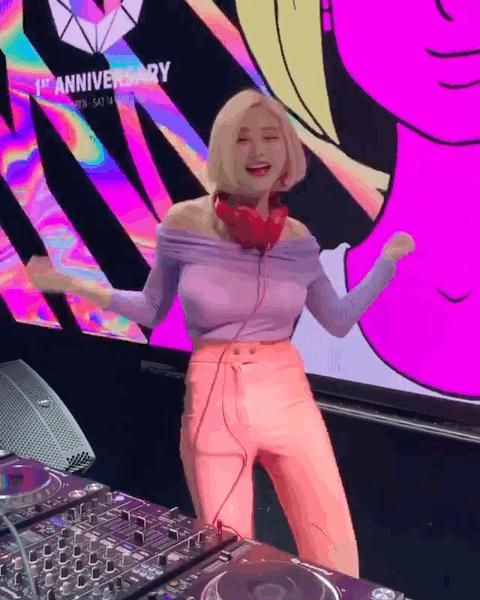 她能登上全球百大女 dj,无非是一张漂亮脸蛋加上日常抖胸吸粉