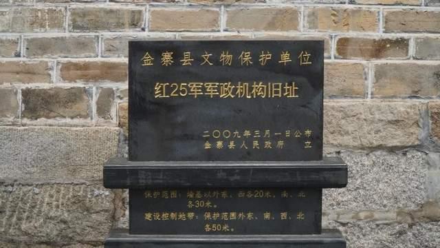 那时,军部医院往往是安置在山林里,住在天然的岩洞中,伤病员就躺在铺