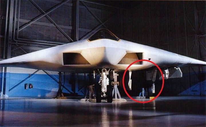 a-12 的每个主弹舱可同时容纳 1 枚 agm-88 反辐射导弹与 1 枚 agm-84