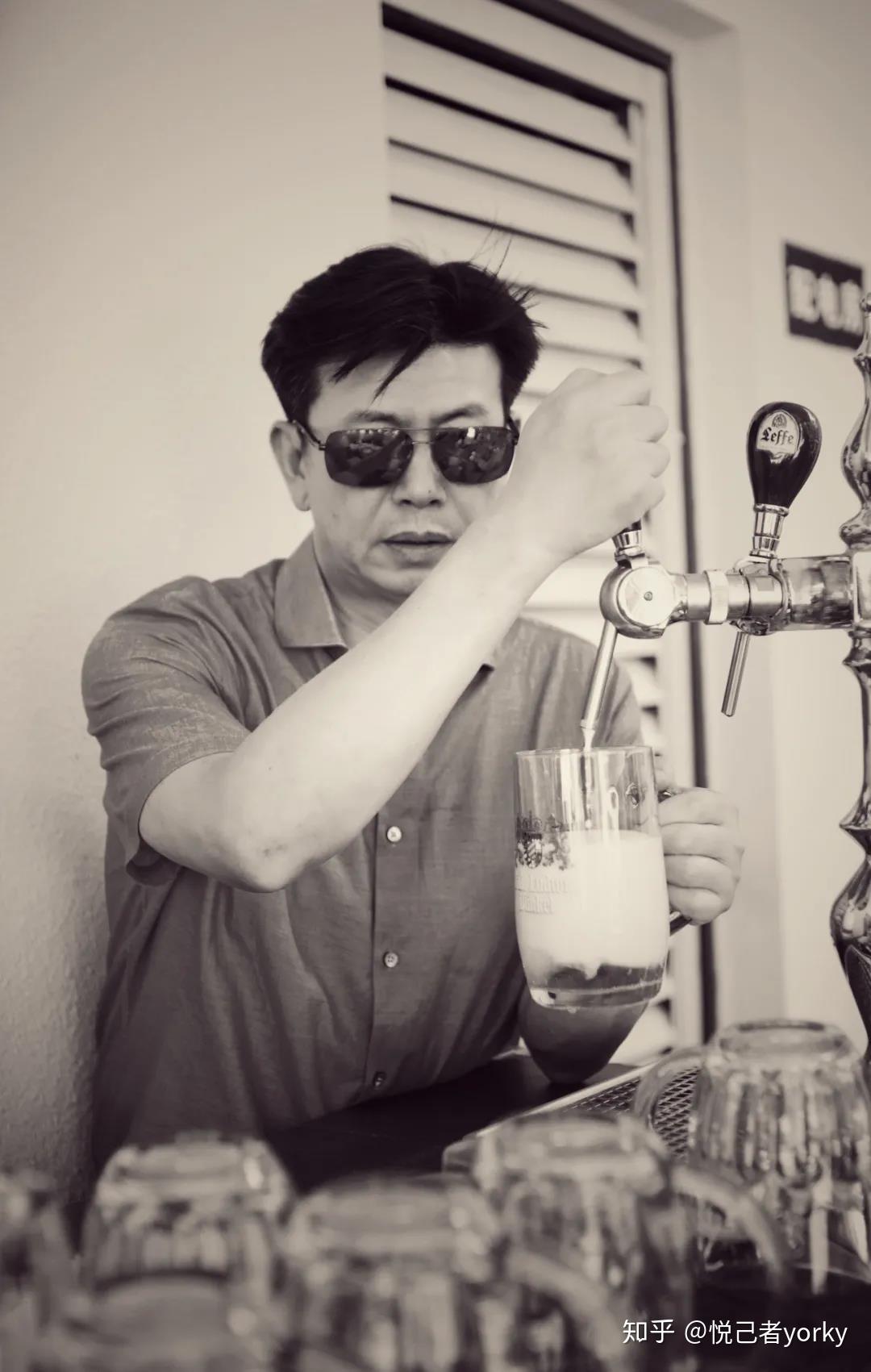 在三十而已里他是高段位的魏先生但在现实生活中他是亲和力爆表的大叔