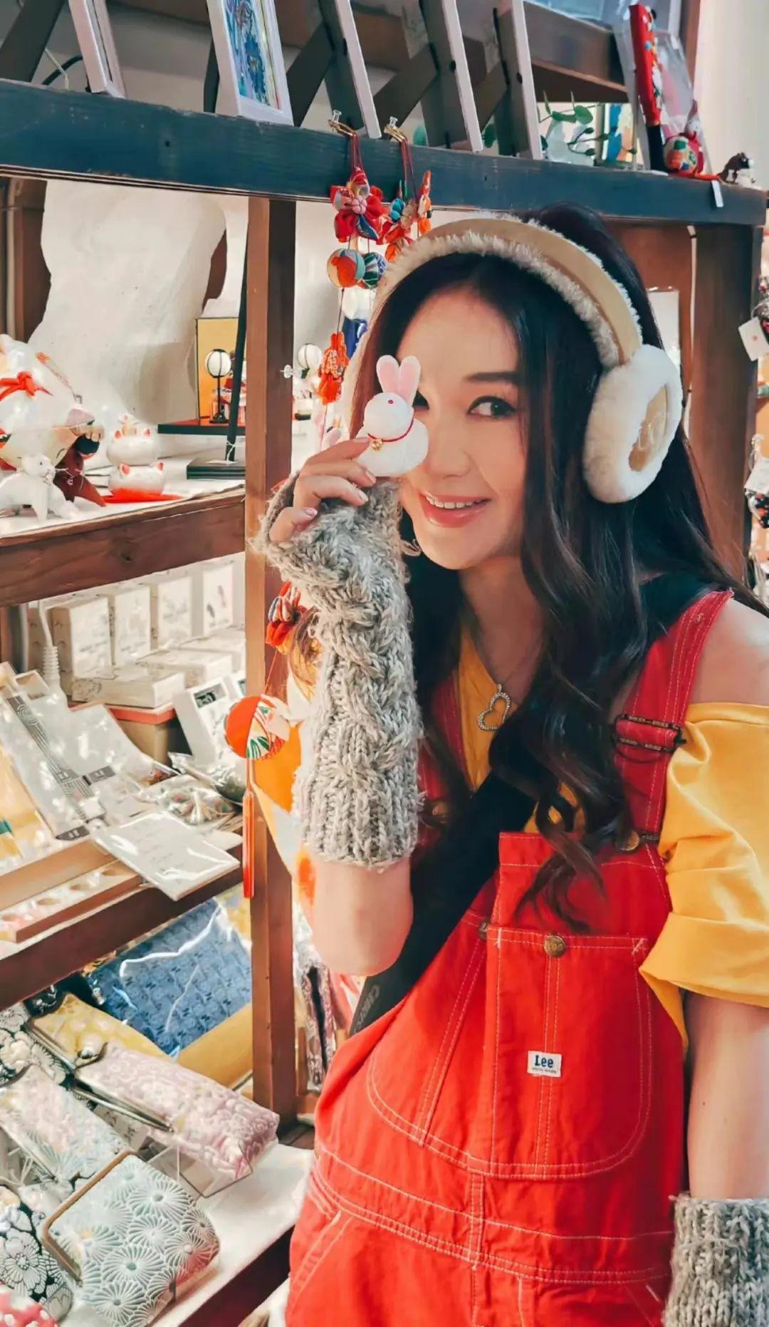 温碧霞日本游玩造型亮眼穿红色背带裤搭毛绒外套甜美又减龄