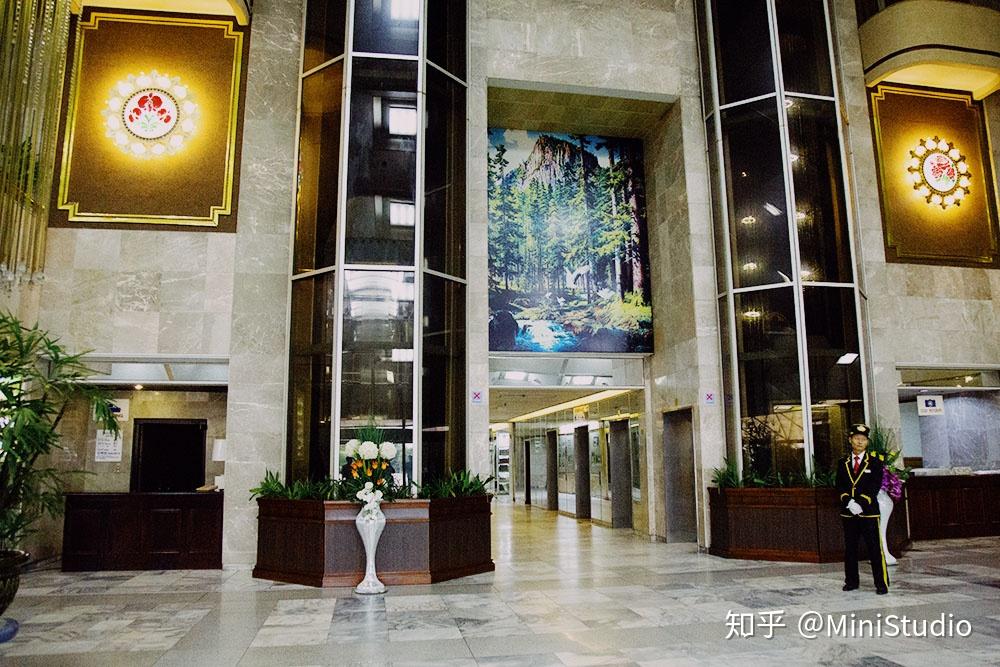 听着这些故事,我们来到了著名的羊角岛酒店,据说这是当时朝鲜最好的
