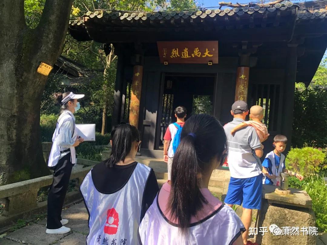 探访越王城遗址;编制并展示寻访"湘湖春色",探访"越王山城"小报等课程