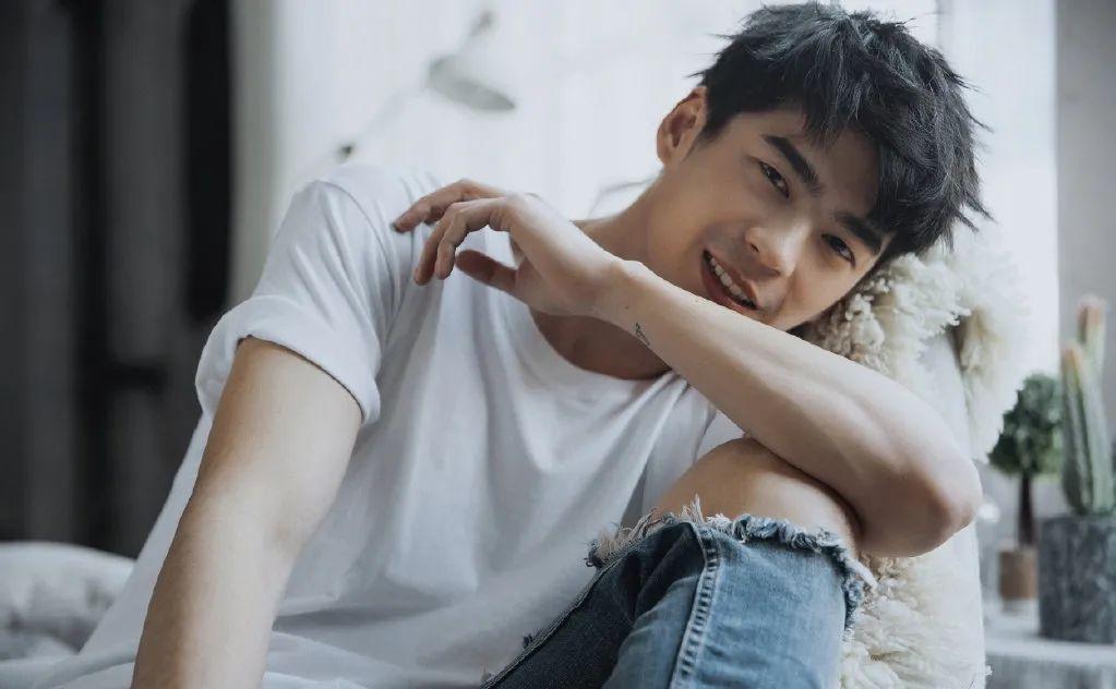 kplts胖胖和何泓姗恋爱2人同回酒店女方自曝演戏就为买皮肤