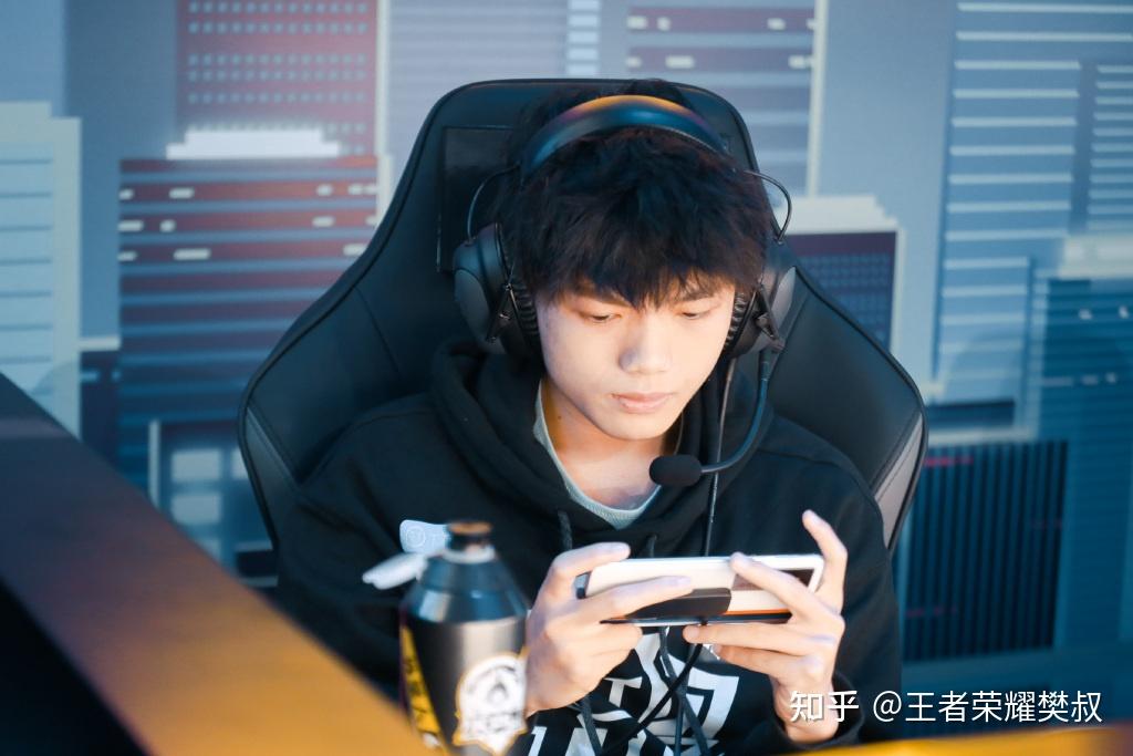 清清疾跑助阵dyg首战电竞没有不散的宴席但却有真正好兄弟
