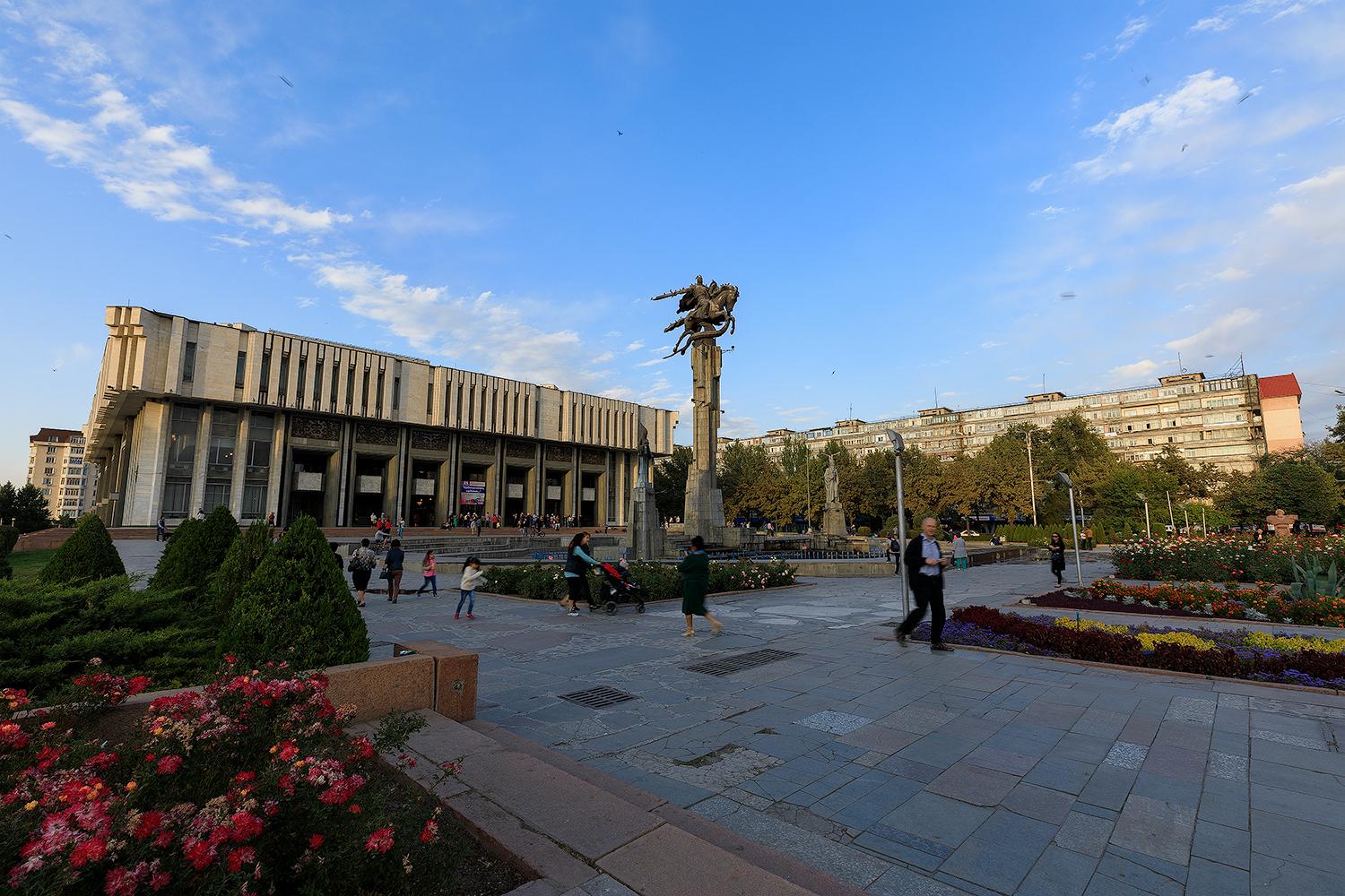 如下图片为比什凯克市,音乐厅广场的秋日景色,秋意渐浓,但鲜花依然开