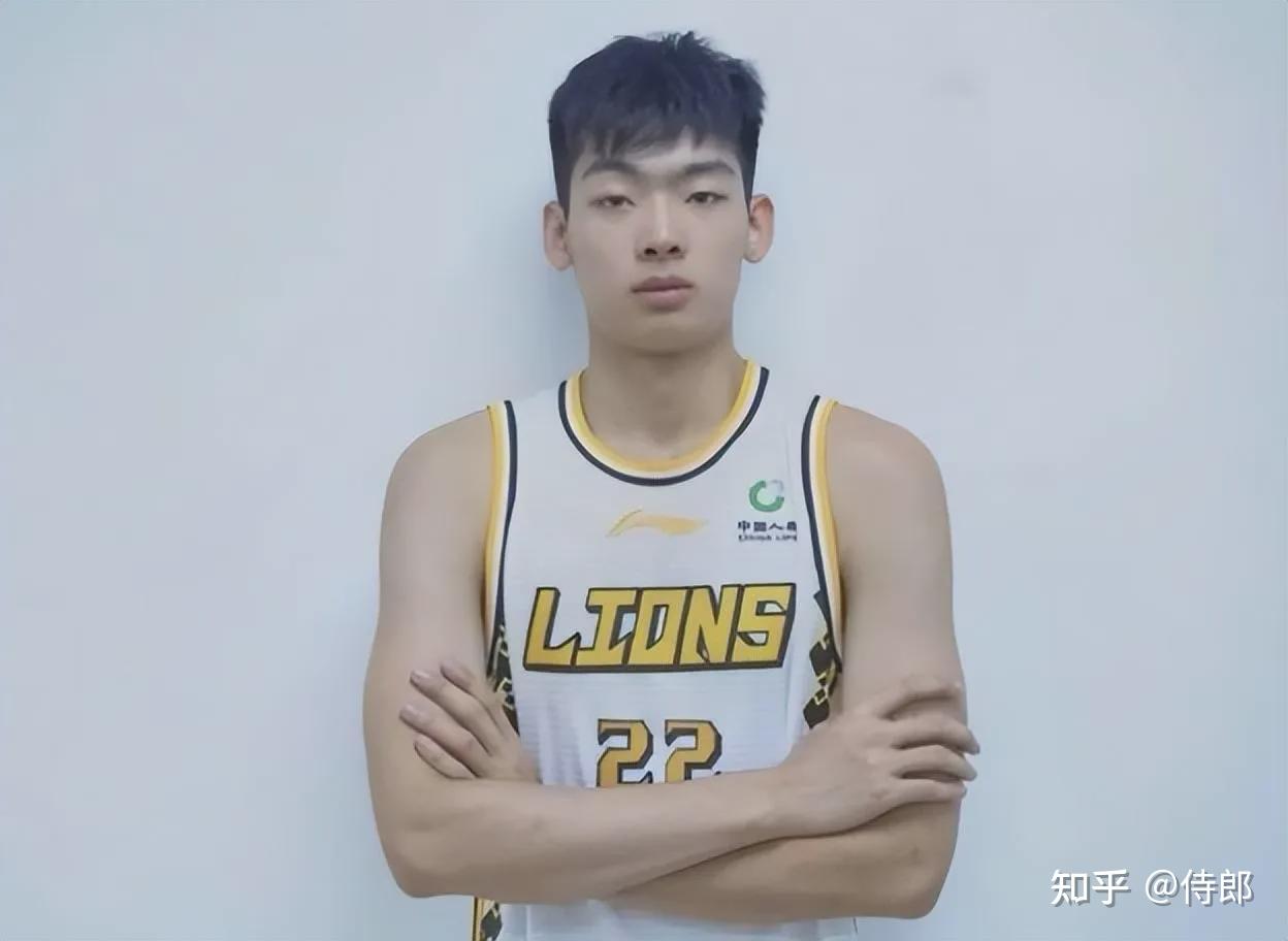 在广东队打4号位居多,身高2米02的他更适合打3号位和4号位的摇摆人