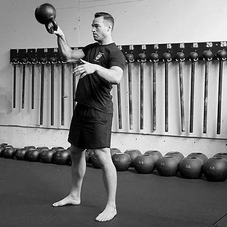 抓举金字塔优化壶铃抓举训练