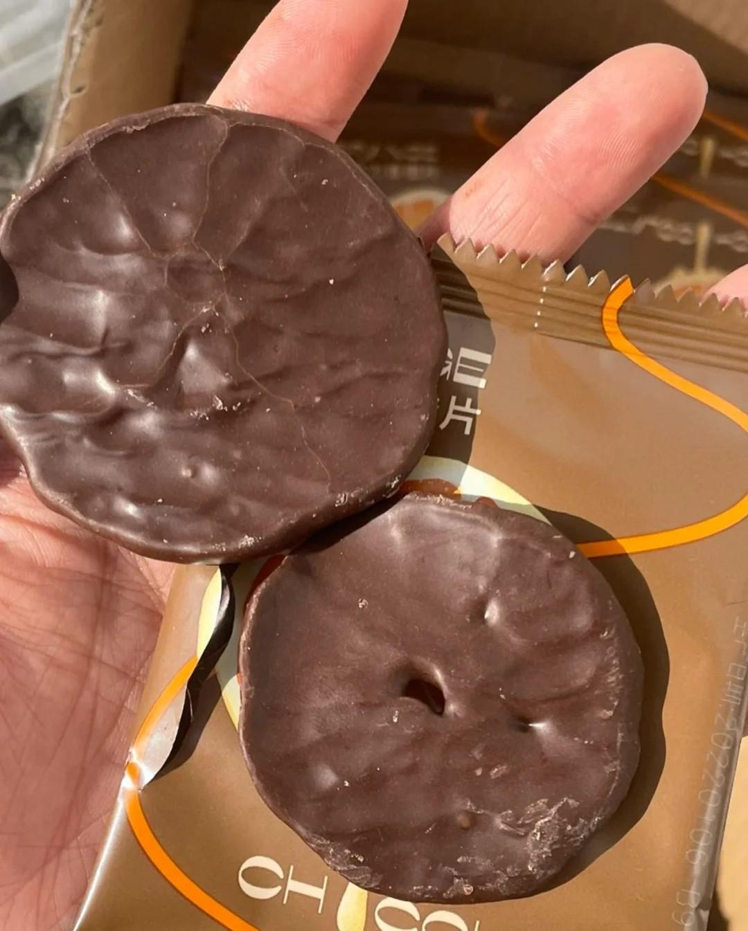 没有预料到巧克力香橙片的真正威力,酥脆中带着丝滑醇香,吃起来嘎嘣脆