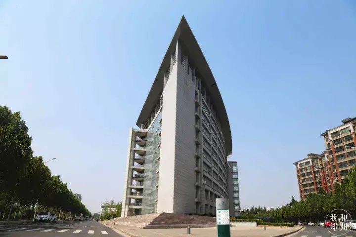 世界上最远的距离是你在河南中医药大学教学楼这头而我在那头