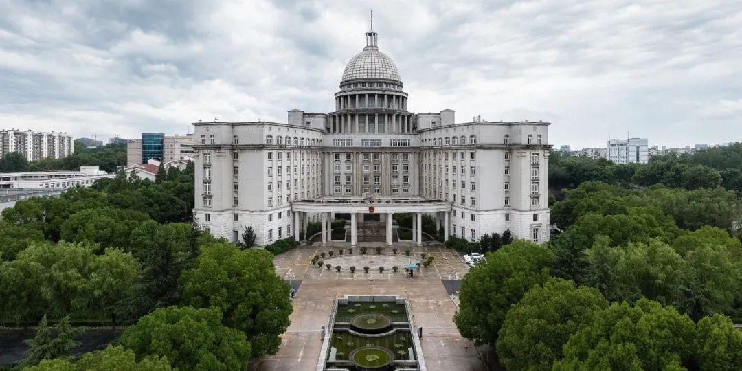 湖南省娄底市政府"白宫"大楼群占地面积最大,有五栋"白宫"式建筑组成.