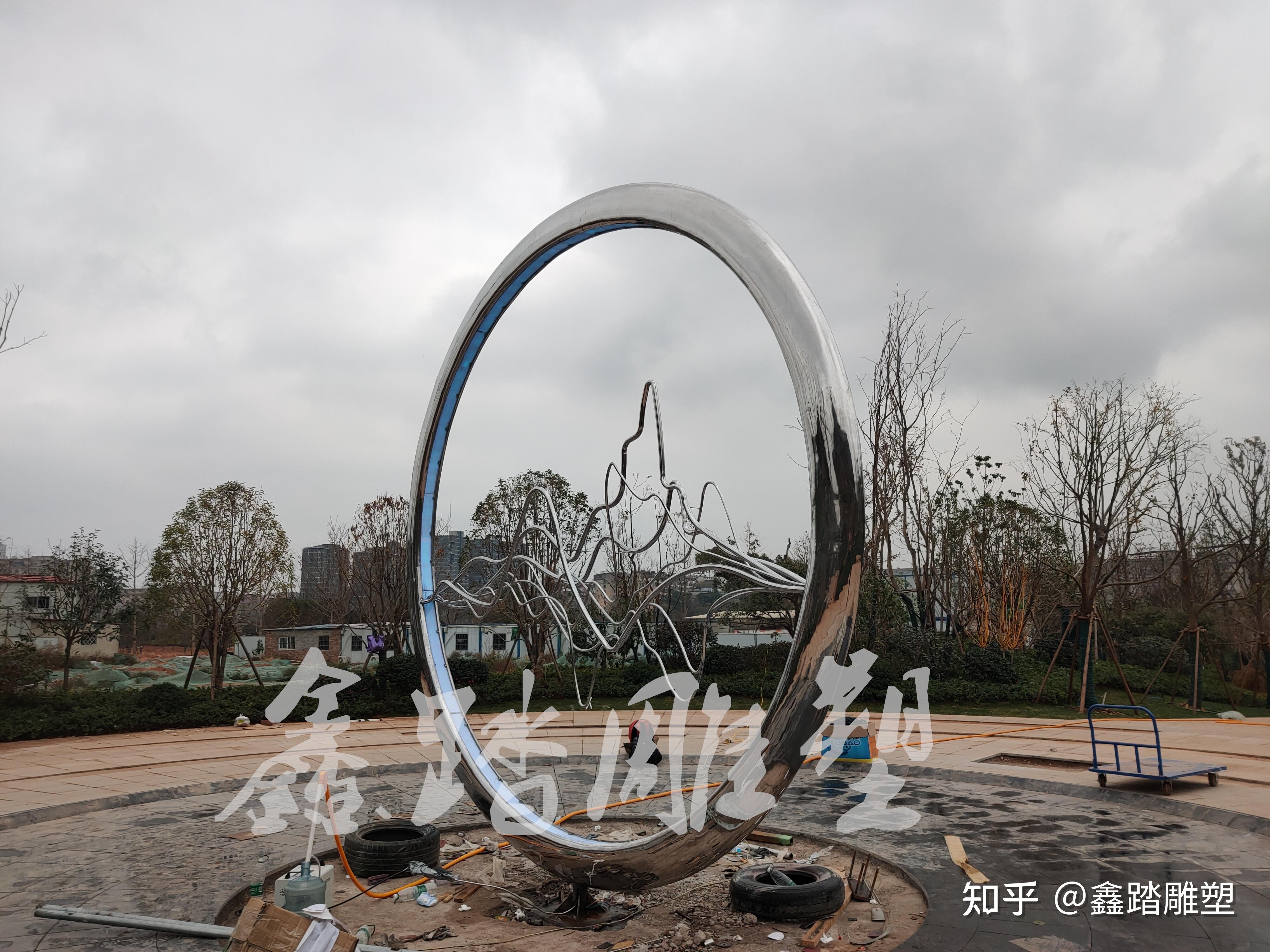 5米304不锈钢镜面圆环雕塑 七彩发光喷雾安装于江西赣州