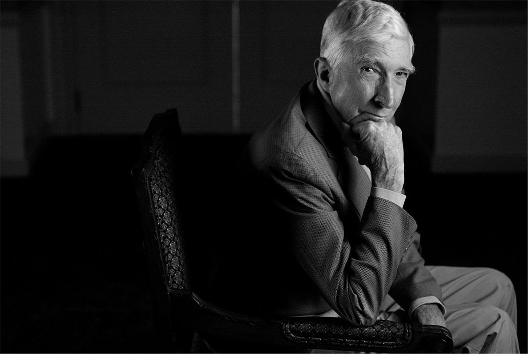 要给这句话配图,最简单也比较合适的方式就是找一张john updike的照片