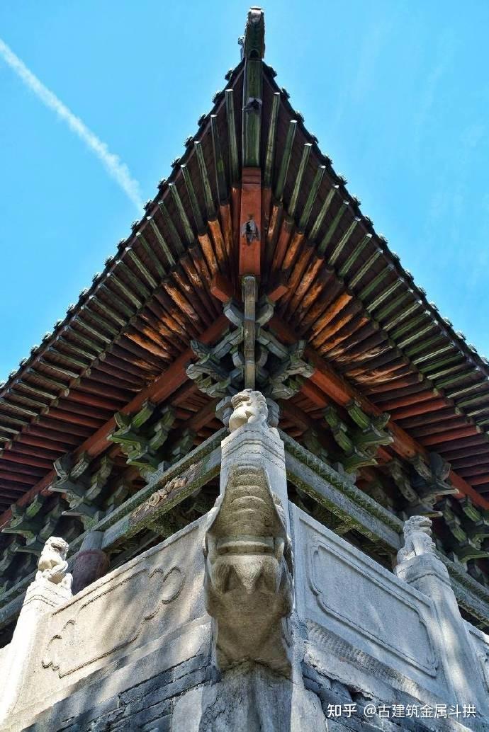 说斗拱几踩,所谓的这个"几"是奇数的,在清代,斗拱向内,向外挑出,称之