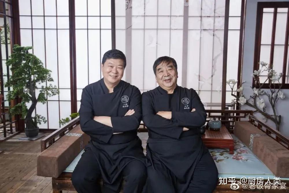 他和孙立新师傅,武剑利师傅(已单飞)组成了「老饭骨」,专门教年轻人