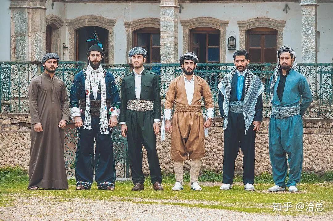 伊拉克男人都比你会穿西装