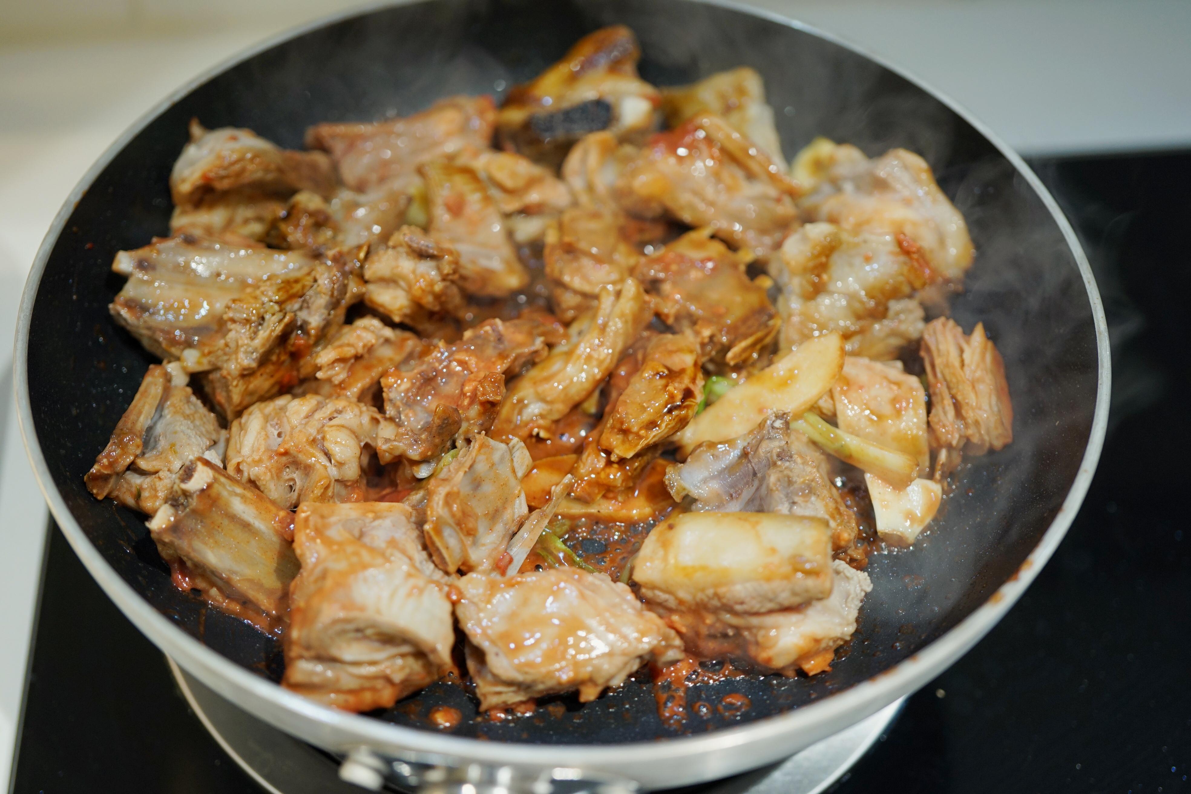 红烧羊肉的做法最正宗的做法，教你一招，羊肉不膻不腻，肉嫩鲜美 - 知乎