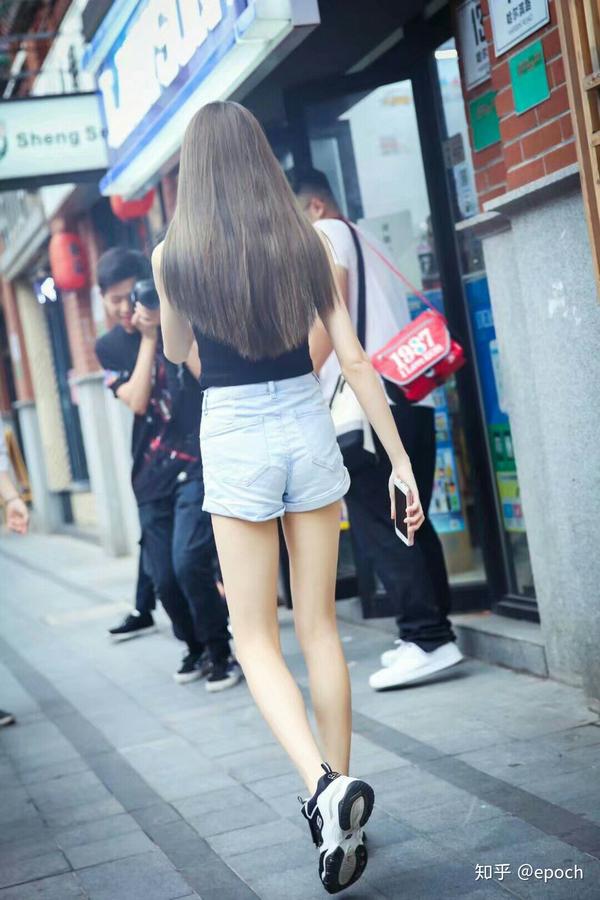 易嘉爱了解一下 我觉得这是我目前见到的最好看的腿啦