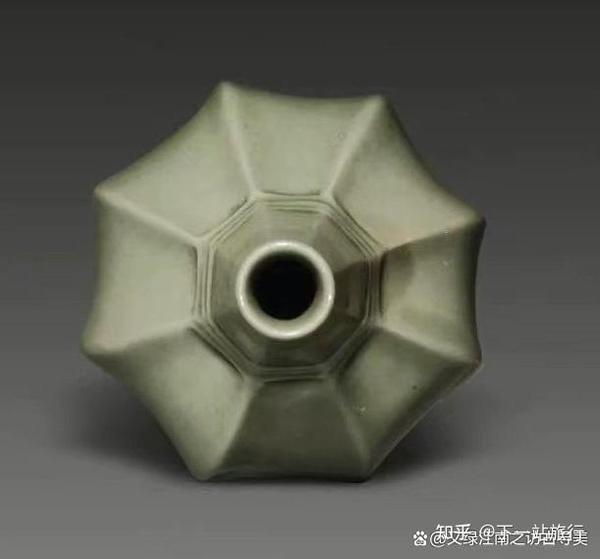 越窯秘色磁八稜浄瓶 越窑秘色瓷八棱