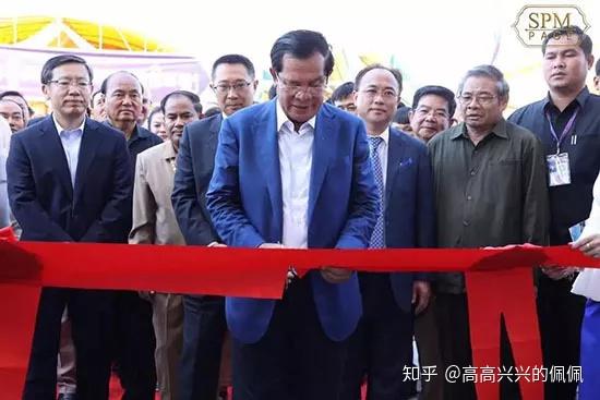 洪森首相表示,随着柬埔寨工农业的不断发展,以往用油灯火把的时代逐渐